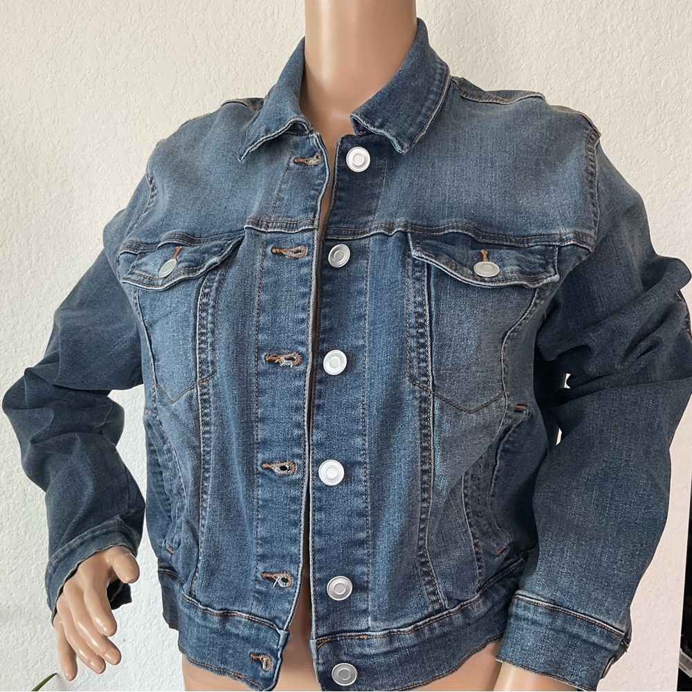 Baccini Classic Denim Jacket – Timeless Everyday Essential